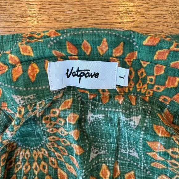 Button down shirt. Size Large - Picture 2 of 3